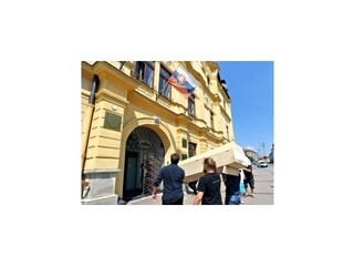 Kotleba má vraj slovník ako Mussolini, umelci zorganizovali pohreb