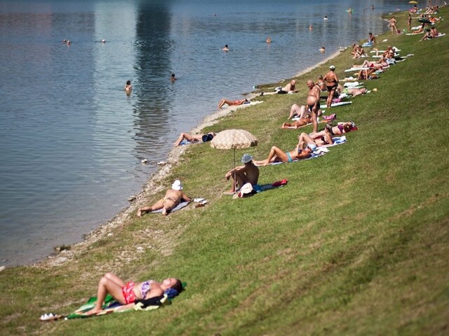 Vlna horúčav neodchádza. Meteorológovia varujú, môže byť až 38 stupňov