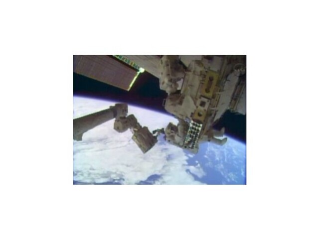 Kozmonauti na ISS vystúpili do voľného priestoru, pracovný týždeň začali čistením okien