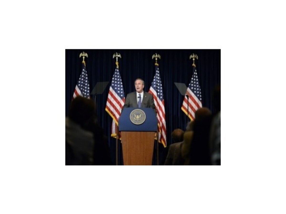 Bush o Clintonovej: Nesie časť zodpovednosti za vzostup kalifátu