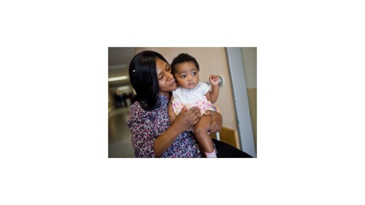 Utečenci z Ghany pomenovali dcéru nezvyčajne, na matrike len krútili hlavami