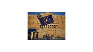 Eurozóna schválila vyplatenie prvej časti pomoci Grécku