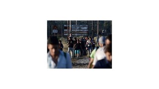 Plot na hraniciach nepomáha, do Maďarska prúdia davy utečencov