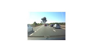 Kamera v aute zachytila pád stíhačky na anglickú diaľnicu