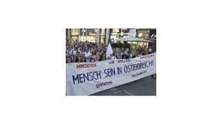 Desaťtisíce ľudí pochodovali vo Viedni proti neľudskému zaobchádzaniu s utečencami