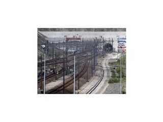 Stovky ľudí uviazli vo vlakoch, keď sa migranti snažili dostať cez Eurotunel