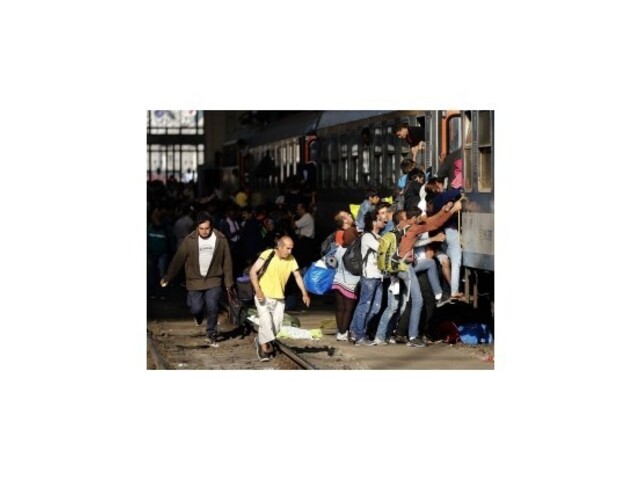 Migranti v Maďarsku napadli policajtov po tom, ako ich vysadili z vlaku