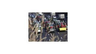 Tisíce farmárov na traktoroch zaplavili Paríž, žiadajú daňové úľavy