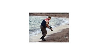 Utopené dieťa z pláže dojalo Európanov, zmení prístup k utečencom?