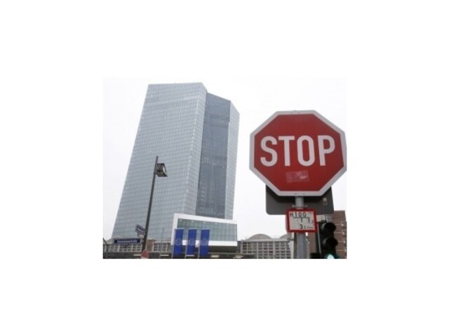 ECB znížila strop núdzového financovania pre grécke banky