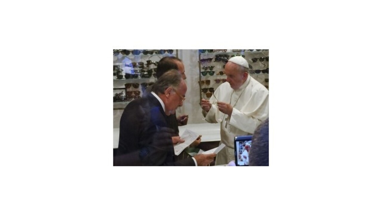 Pred optikou sa zhromaždili davy, pápež František kupoval okuliare