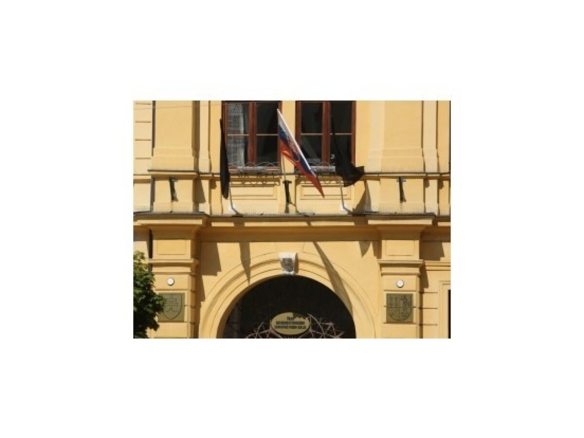 Kaník podal pre čierne zástavy v Banskej Bystrici trestné oznámenie