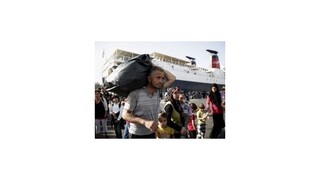 Do gréckeho prístavu priplával trajekt s tisíckami utečencov, tí sa sťažujú na podmienky