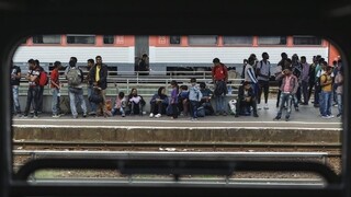 Rakúsko pre masívny nápor migrantov pozastavilo vlakovú dopravu