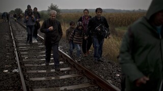 Z Maďarska do Rakúska prešli tisícky utečencov, priechod uzatvorili