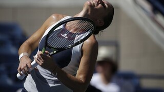 Pennettová prvou finalistkou, Halepovej dovolila len 4 gemy