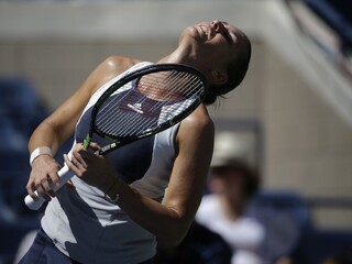 Pennettová prvou finalistkou, Halepovej dovolila len 4 gemy