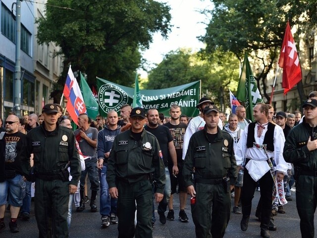 Stovky ľudí protestovali v Bratislave proti islamu, ďalší volali po tolerancii