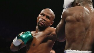 Mayweather obhájil titul a vyrovnal rekord legendárneho Rockyho Marciana