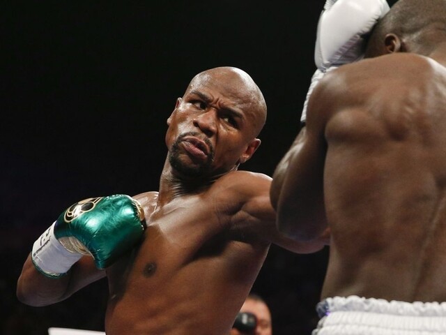 Mayweather obhájil titul a vyrovnal rekord legendárneho Rockyho Marciana