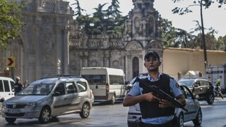 Tureckom otriasli dva bombové útoky, hlásia obete