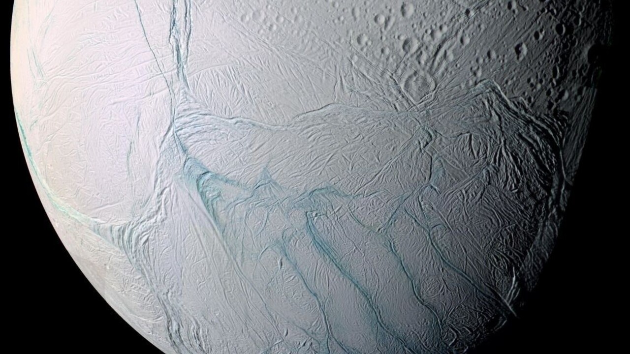 Pod celým povrchom Saturnovho mesiaca je tekutý oceán