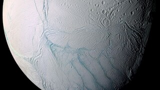 Pod celým povrchom Saturnovho mesiaca je tekutý oceán