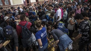 Utečenci prerazili plot na maďarských hraniciach, polícia tvrdo zasiahla