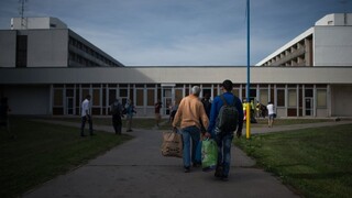 Prví migranti sú v Gabčíkove, ministerstvo odsúdilo zadržanie slovenskej novinárky