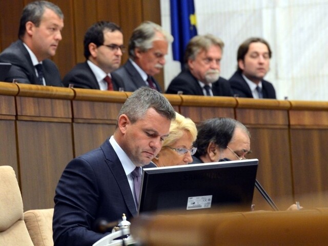Rokovanie parlamentu: Hlavnou témou bola utečenecká kríza