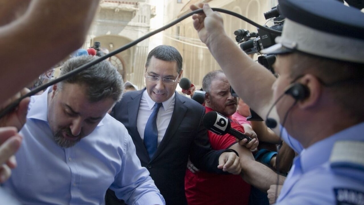 Rumunského premiéra Pontu obžalovali z korupcie, zostáva na slobode