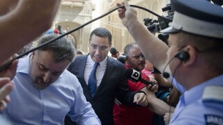 Rumunského premiéra Pontu obžalovali z korupcie, zostáva na slobode