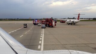 V Prahe núdzovo pristálo lietadlo, v nemocnici skončili desiatky ľudí