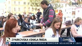 Parkovisko v centre Banskej Bystrice sa premenilo na školskú triedu
