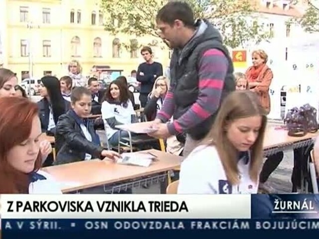Parkovisko v centre Banskej Bystrice sa premenilo na školskú triedu