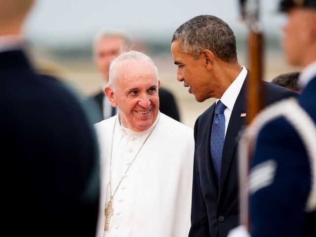 Pápež František priletel do USA, privítal ho Obama s rodinou