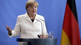Merkelová čelí za ústretový postoj voči migrantom tvrdej kritike