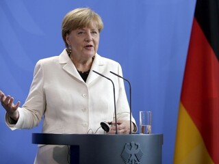 Merkelová čelí za ústretový postoj voči migrantom tvrdej kritike