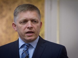 Európska frakcia socialistov chce pozastaviť členstvo Smeru, Česko je proti