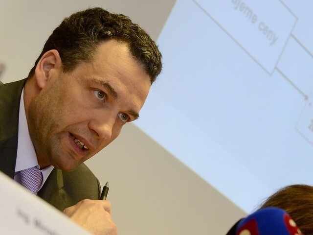 Zmluvy VšZP preverí NKÚ, Čislák podal podnet