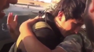 Nafilmovali uplakaného samovražedného atentátnika, utešujú ho džihádisti