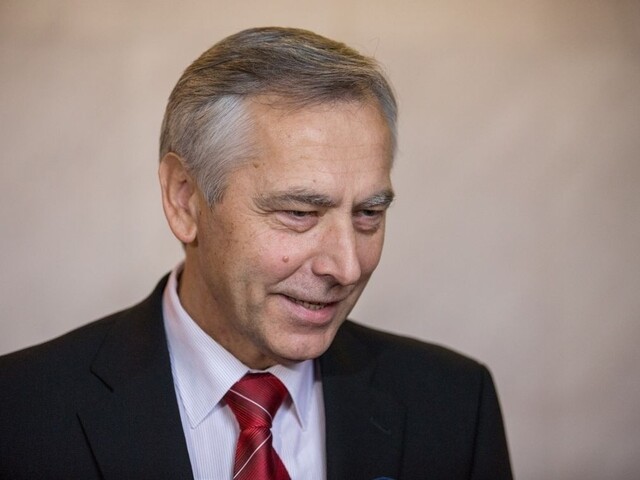 Žaloba na Úniu je bez šance, Figeľ chce zmeniť Ficovo rozhodnutie