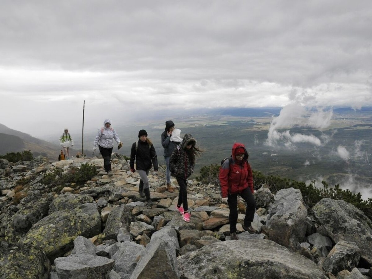 Stovky dobrovoľníkov čistili v Tatrách turistické chodníky