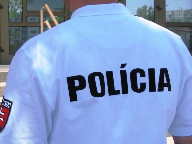Za tričko s nápisom Polícia hrozí mastná pokuta