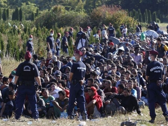 Takmer desaťtísíc migrantov prešlo ilegálne cez hranice do Maďarska