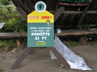 Stovky dobrovoľníkov čistili Tatry, problémom bolo chladné počasie