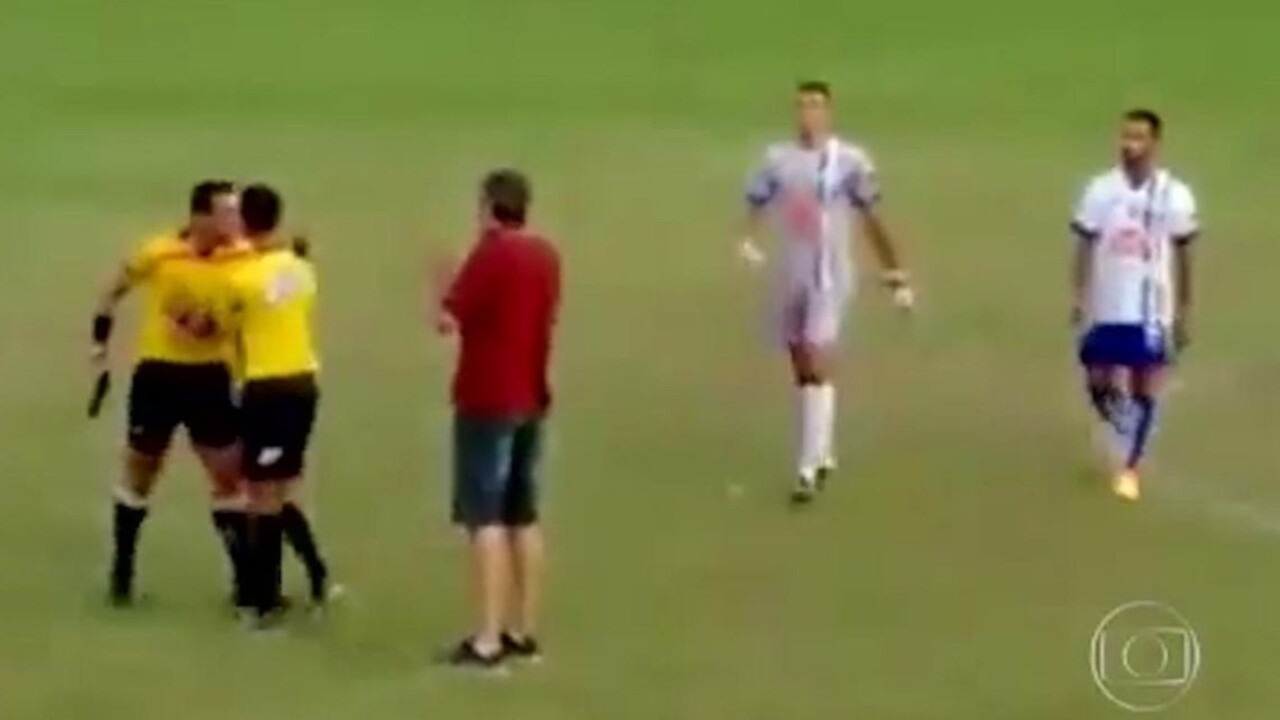 Brazílsky rozhodca sa s kartami neobťažoval, na hráča vytiahol pištoľ