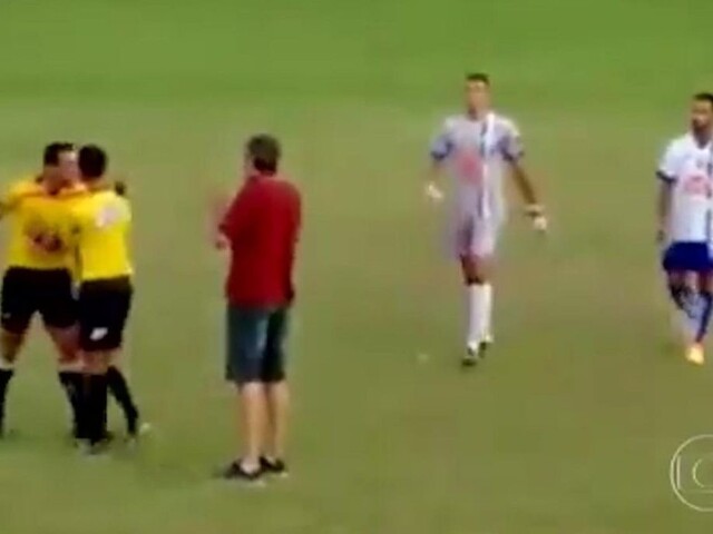 Brazílsky rozhodca sa s kartami neobťažoval, na hráča vytiahol pištoľ