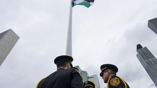 V sídle OSN v New Yorku prvýkrát vztýčili palestínsku vlajku