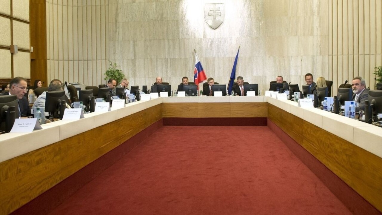 Platy štátnych zamestnancov porastú, odbory sa dohodli s vládou